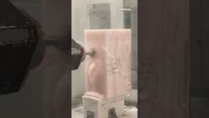 Startup cria robô italiano capaz de esculpir mármore