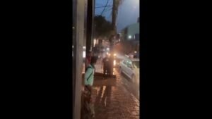 Passageiro ameaça motorista de ônibus com faca após porta fechar durante embarque