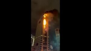 Prédio em chamas no Kuwait após ataque com drone