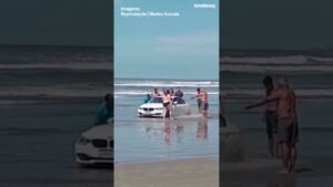 BMW fica atolada em praia de Bertioga, no litoral de São Paulo