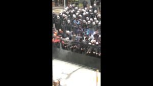 Polícia invade sede da oposição, em Ancara, neste domingo (24) | InfoMoney News