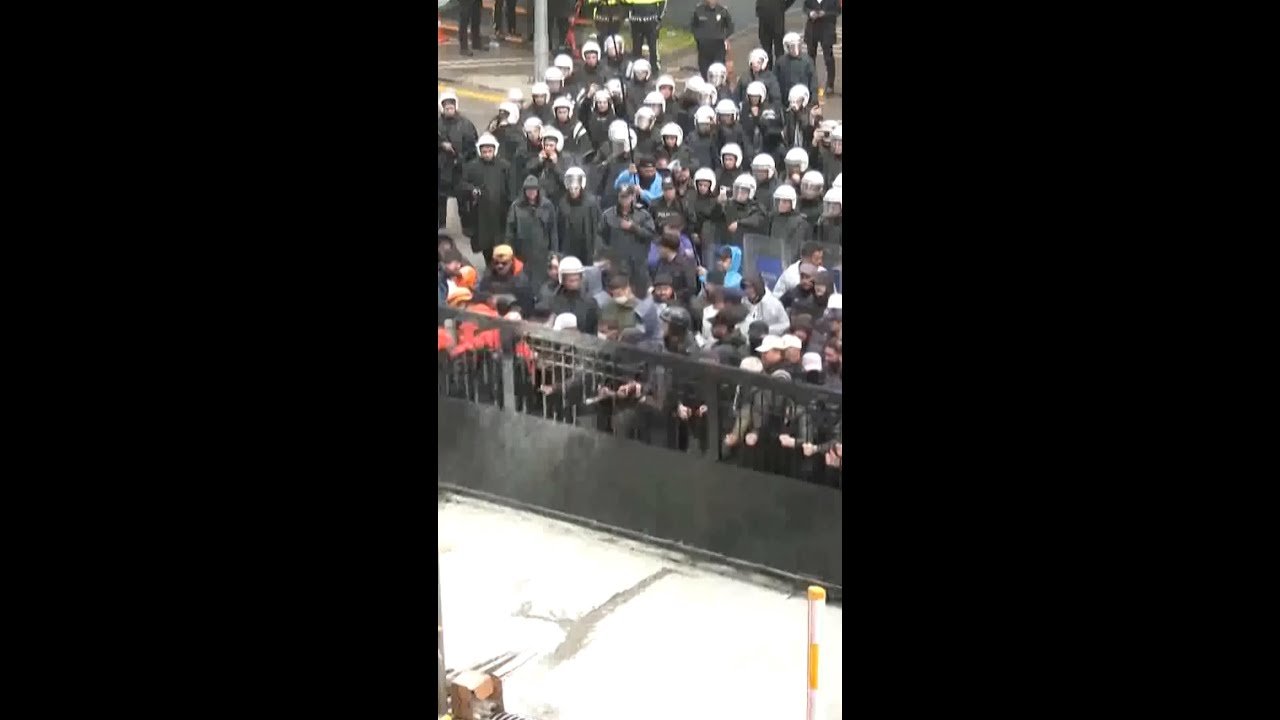 Polícia invade sede da oposição, em Ancara, neste domingo (24) | InfoMoney News