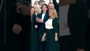 Político húngaro dança em posse do novo primeiro-ministro do país