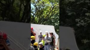 Multidão comemora resgate de sobrevivente após terremoto na Colômbia